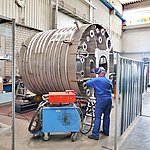 Nonostante i grandi progressi dell'automazione di amixon®, non tutti i lavori di saldatura possono essere eseguiti dal robot di saldatura. C'è sempre bisogno di bravi saldatori. amixon® fa sempre una formazione sproporzionata e provvede al proprio personale giovane.