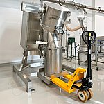 ドラムはパレットトラックを使ってミキサーまで運ぶことができる。