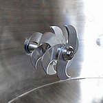 빠르게 회전하는 절단 도구를 사용하여 덩어리를 분쇄합니다.