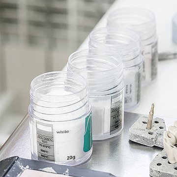 I miscelatori verticali preparano ceramiche ad alte prestazioni