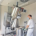 Miscelatore amixon® EM 100 per la produzione di piccoli lotti.