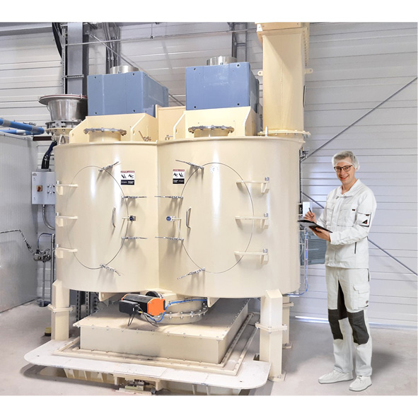 This 4 m³ amixon® twin-shaft mixer is equipped with a particularly large discharge device. 