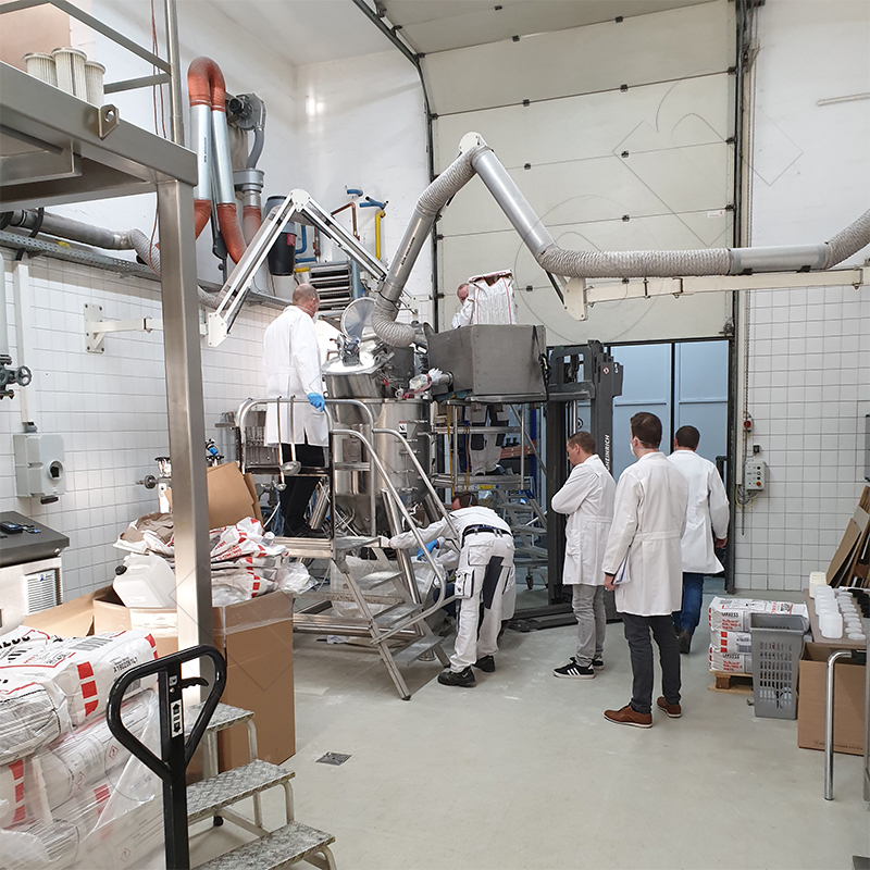 Durchführung von praxisnahen Versuchen im amixon® Technikum