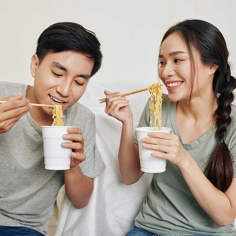 Todos los ingredientes de una comida caliente instantánea están acondicionados para liberar su mejor sabor simultáneamente unos minutos después de añadir el agua. Los platos preparados instantáneos de alta calidad tienen un aspecto apetitoso y un olor estimulante. Todos los ingredientes no sólo están suficientemente cocinados, sino que también crean una agradable sensación en la boca.