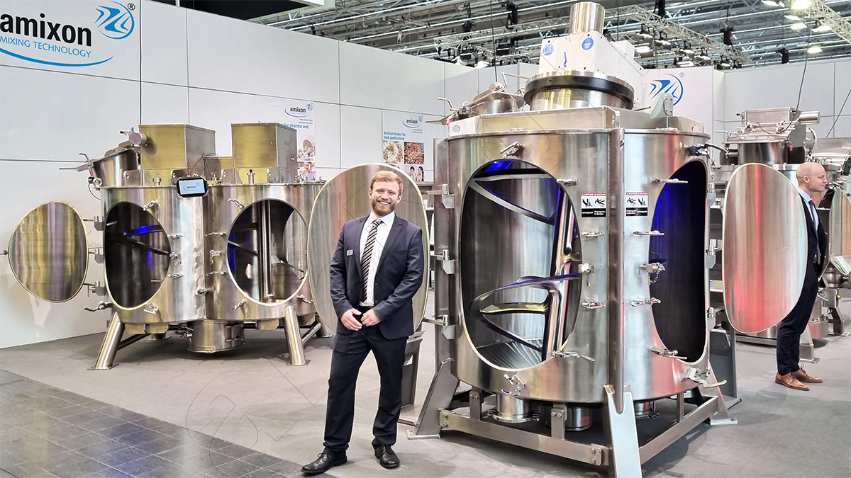 デュッセルドルフのamixon GmbHのInterpack見本市スタンド2023：ここに展示されているミキサーはテスト機で、お客様に試用していただくことができます。