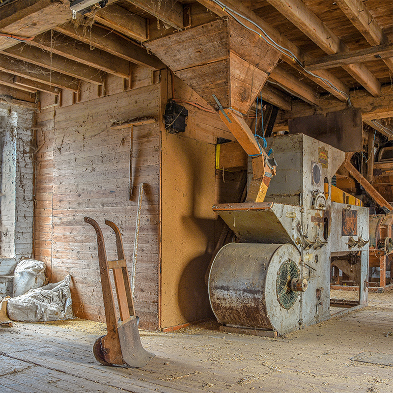 L'immagine dà un'idea della storia artigianale della lavorazione dei cereali. Le tecnologie di processo industriale attuali si sono sviluppate dalla meccanizzazione della coltivazione dei campi e della lavorazione dei cereali.