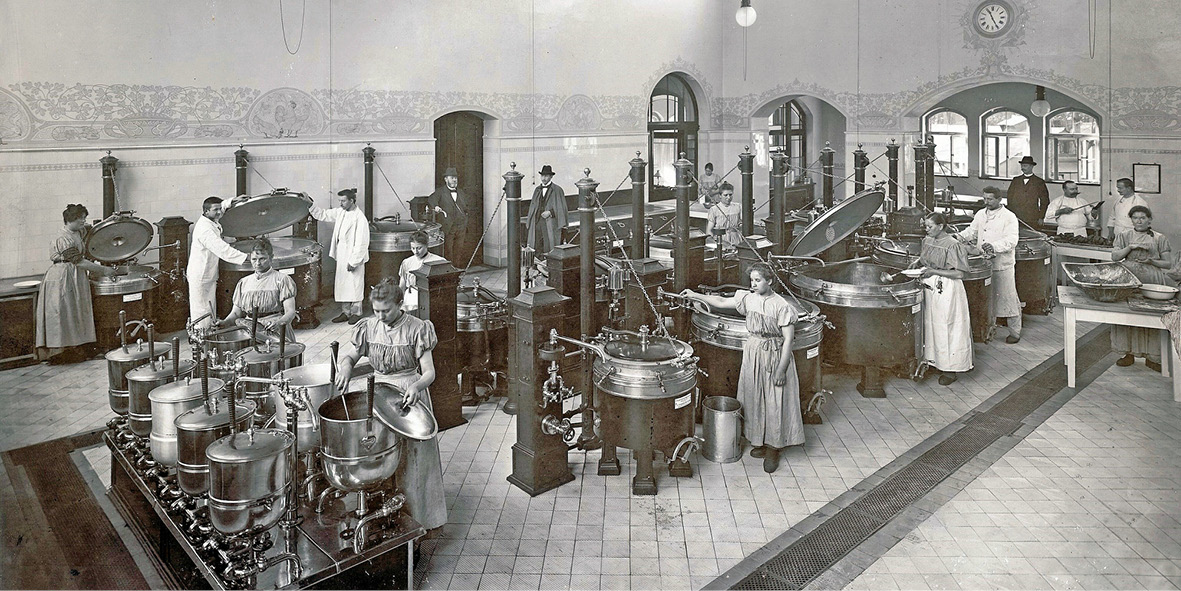 Cucina commerciale della Charité intorno al 1900 - Fonte immagine: https://commons.wikimedia.org/wiki/File:Charit%C3%A9,_Dampfkochk%C3%BCche.jpg