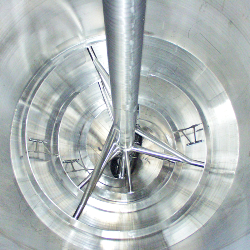 Vista desde arriba: Tolva de pasta cónica de 20 m³ con tornillo de descarga. Los limpiadores de producto se utilizan para el vaciado sin residuos.