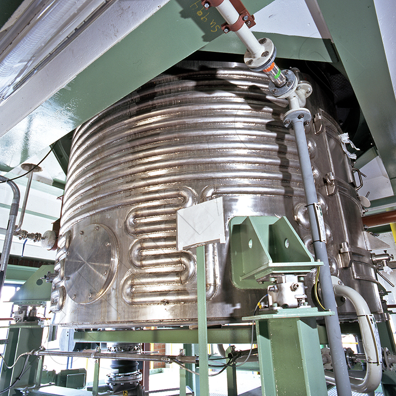 En dessous du refroidisseur de mélange amixon® se trouve une installation de remplissage de big-bags fonctionnant sans poussière.