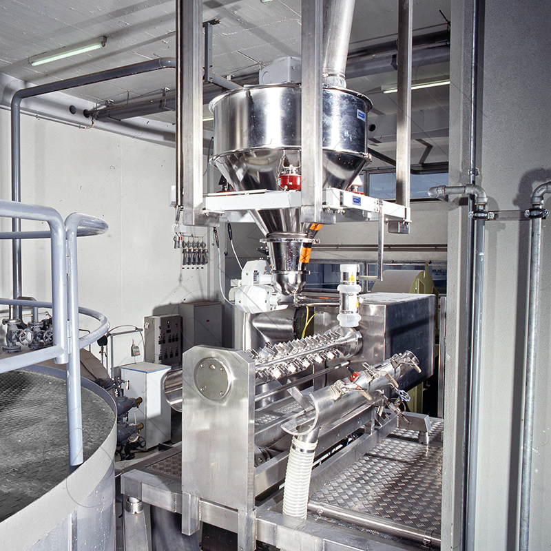 amixon® ring-layer mixing granulator for continuous agglomeration of powdered products. The mixing chamber is vertically divided and can be opened on both sides. 