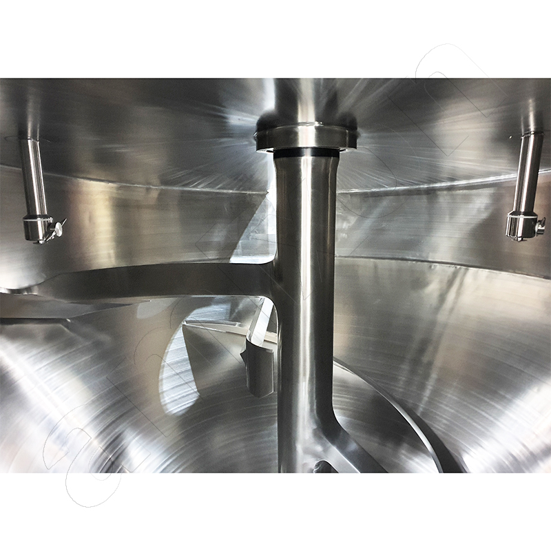 Vista del interior del secador/reactor amixon®. Los limpiadores de chorro blanco cumplen la normativa Atex y pueden permanecer en el reactor a prueba de presión/vacío.