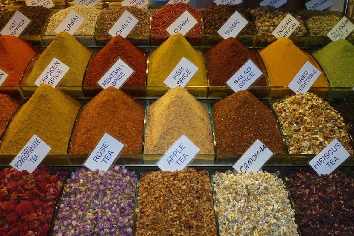 L'effetto salutare delle spezie è indiscusso. Estratti preziosi si ottengono da peperoncino, zenzero, curcuma, salvia, aglio, cipolla e cannella.