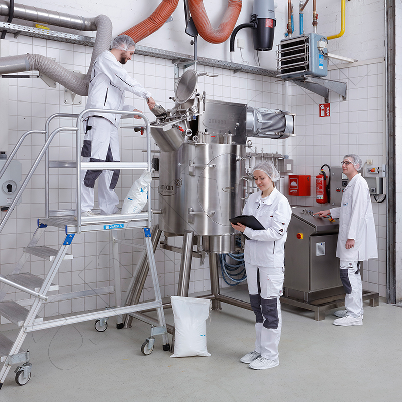 Im amixon® Technikum können die verschiedenen Benetzungsverfahren getestet werden.