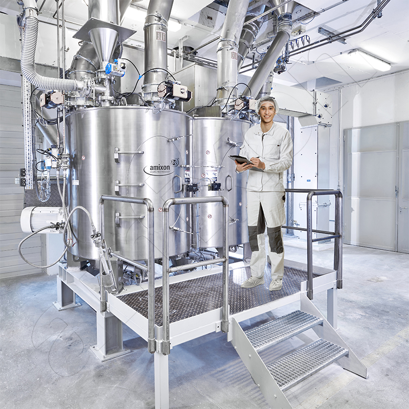 Mélangeur à deux arbres amixon® d'un volume utile de 4 m³ dans une usine de produits nutritifs ; utilisé pour les épices et les stabilisateurs.