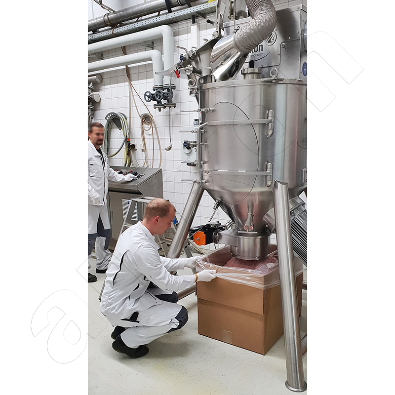 Tests dans le centre technique d'amixon®: le mélangeur à cône vide complètement les produits à écoulement libre.
