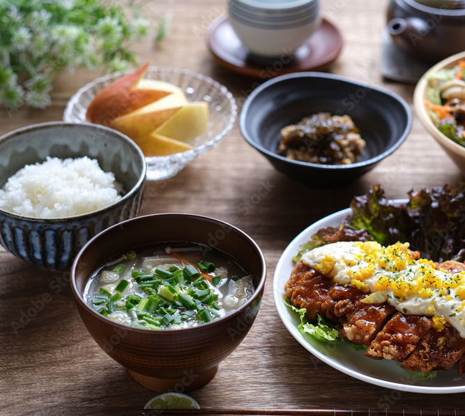 添加物は、インスタント食品、飲料、（ヴィーガンの）ファーストフード、焼き菓子、肉製品などの化学的・物理的特性を長期間維持するために使用されます。