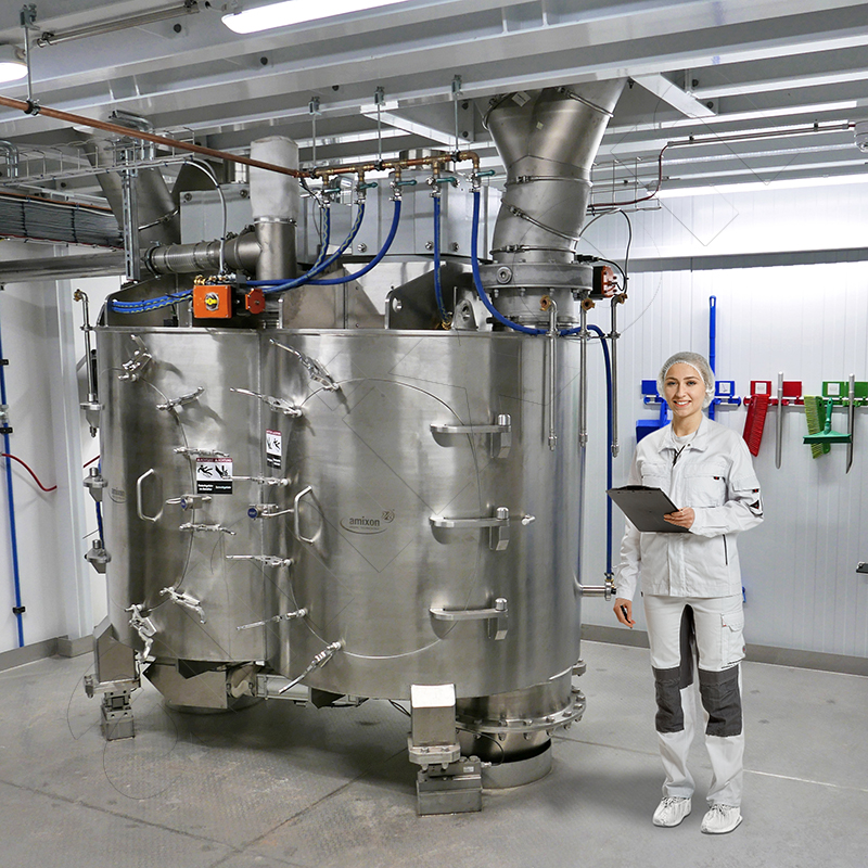 Mezcladora de doble eje amixon® HM 2000 en una planta de producción de nutrientes.