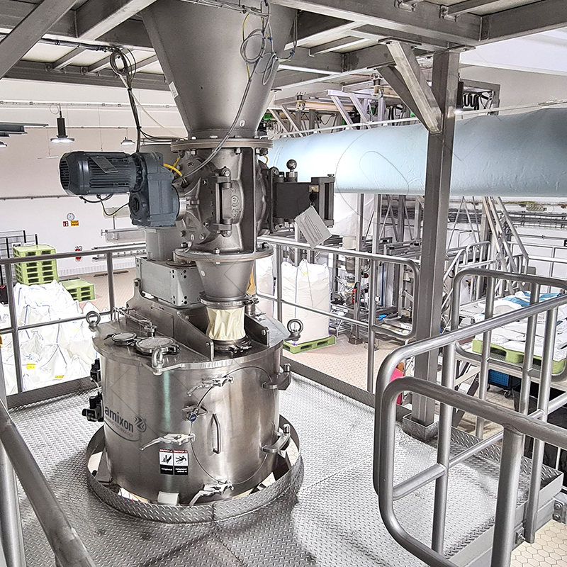プロセス機器は配管で互いに接続されている。バルク原料は、上から下へ（直線的に）機械を通して供給される。