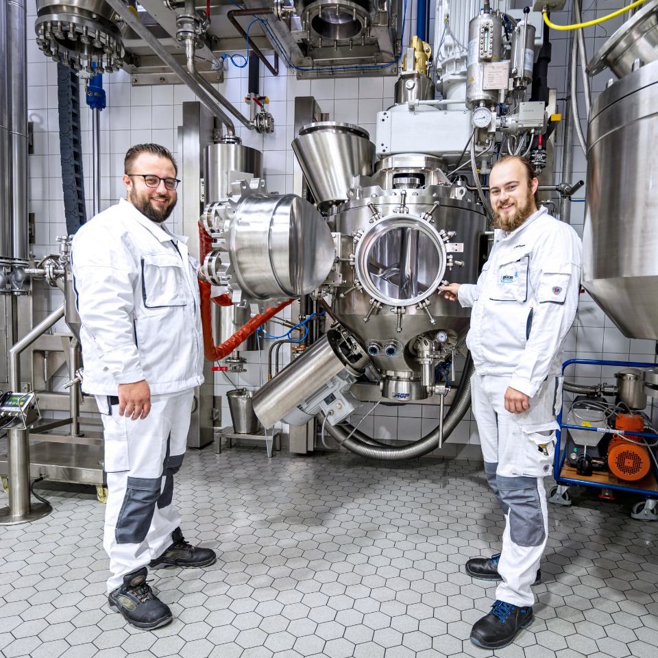 Der amixon® Vakuum-Mischtrockner AMT sorgt dank seiner konischen Form für eine nahezu vollständige Restentleerung. 