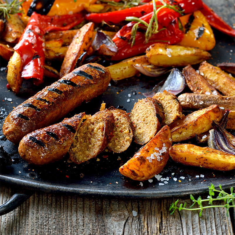 Le specialità vegane al barbecue hanno l'aspetto e il sapore della carne vera.