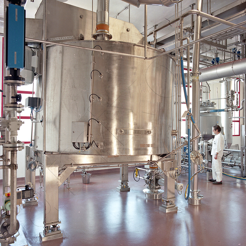 Example of a vertical amixon® single-shaft mixer for 10 m³ of mixing goods. The mixer is wet cleaned regularly. It is placed on load cells with a 3° inclination. This vertical mixer is used for the production of nutrient additives.