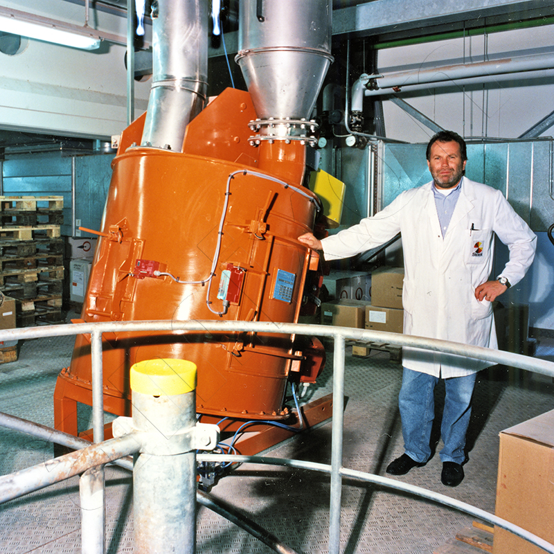 Inclined installation: amixon® single-shaft mixer size VM 1500. The motor of the cutting rotor can be seen in the background of the picture. At this point, it unfolds its full deagglomeration performance even at low filling levels. The nozzles for filling, venting and discharge are executed round according to DIN and equipped with horizontal flanges.